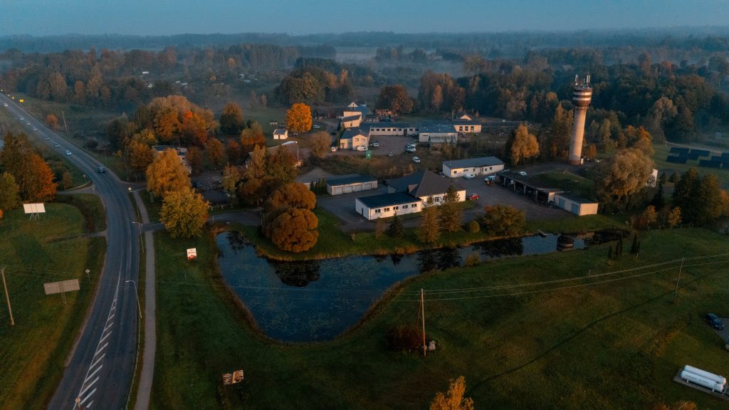 Madonas ūdens — uzņēmuma teritorija ar ūdenstorni no putna lidojuma